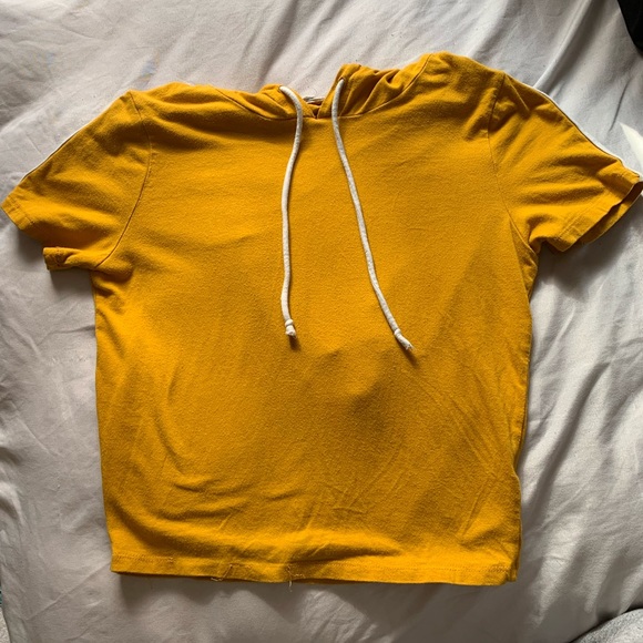 A crop top - Picture 1 of 3